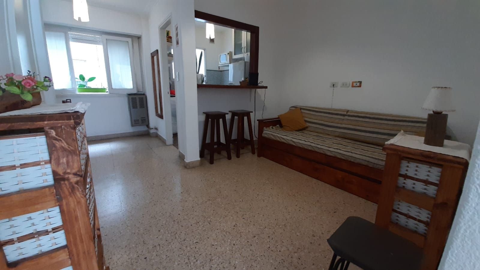 2 ambientes con balcon a la calle