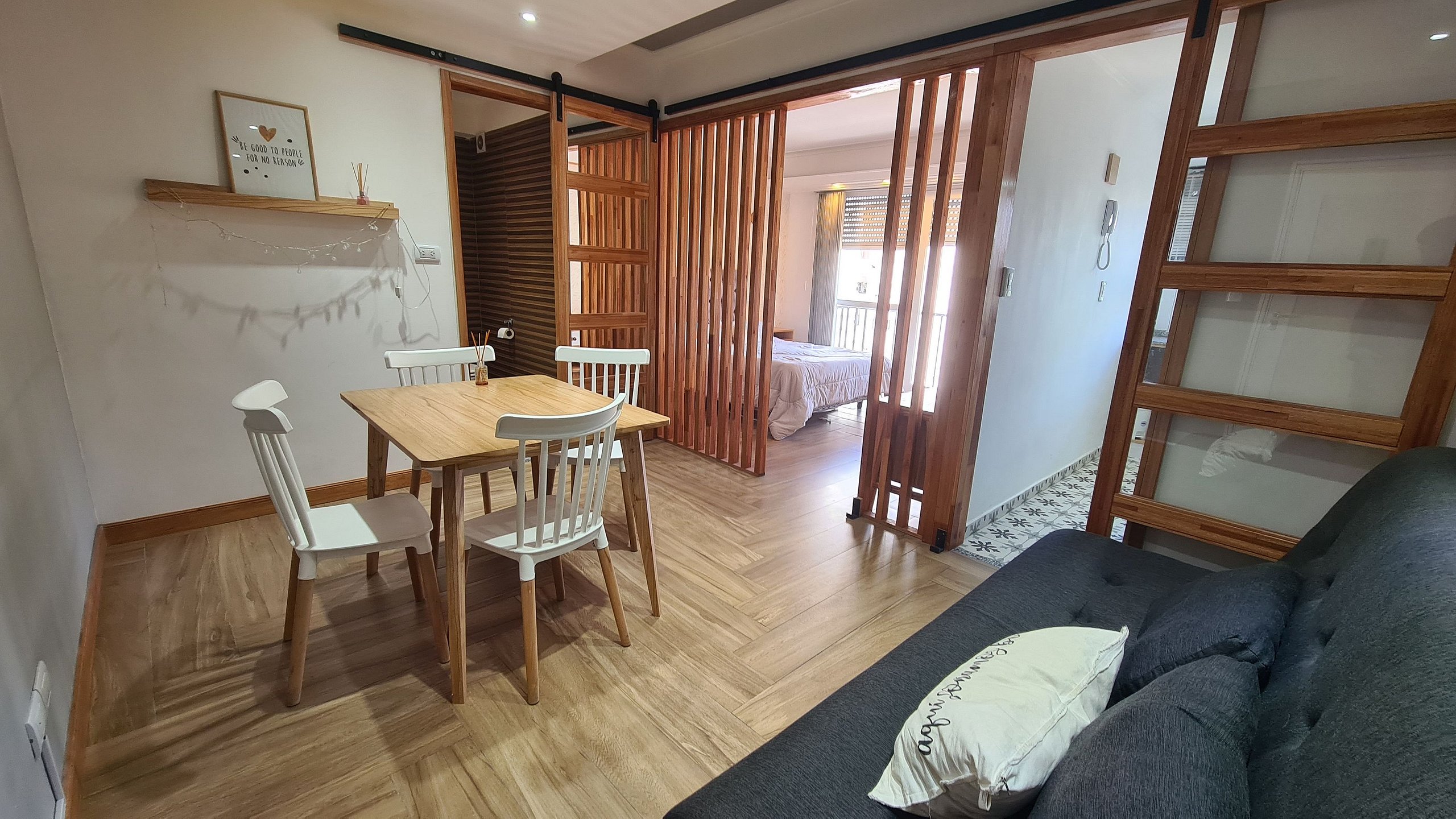 Departamento monoambiente con balcon a la calle